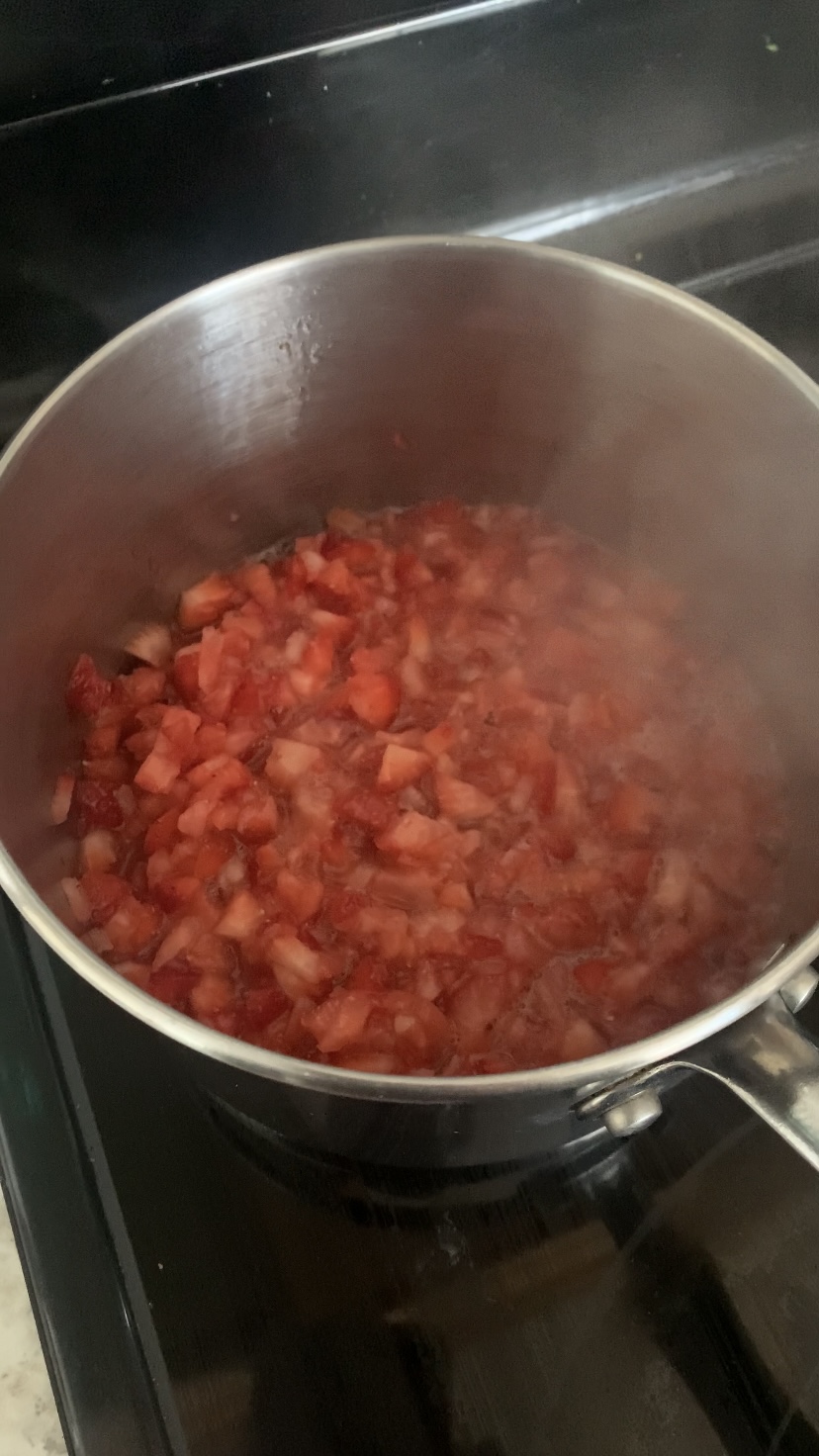 Cooking strawberry sauce.