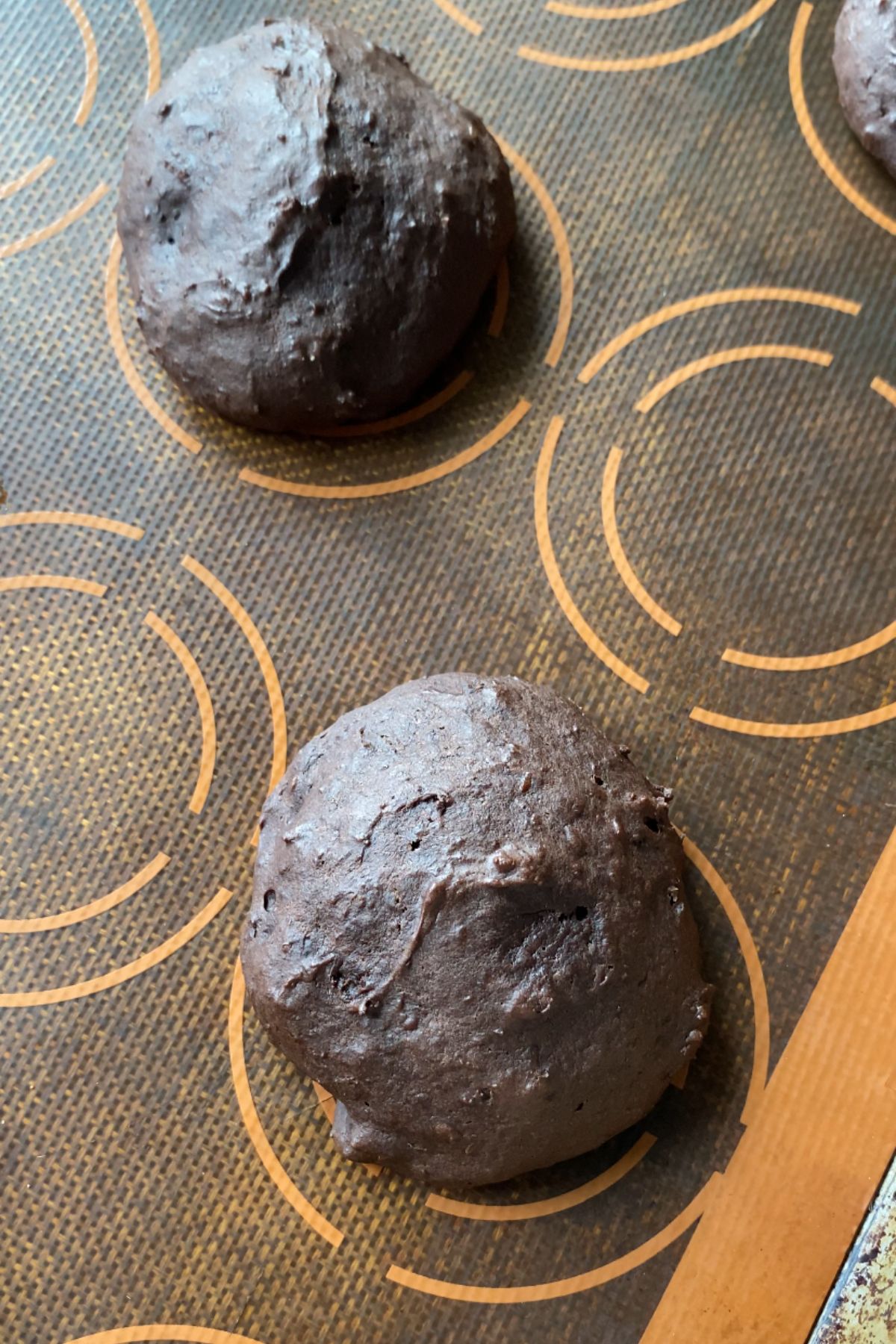 Whoopie pie cakes on a silicone baking mat.